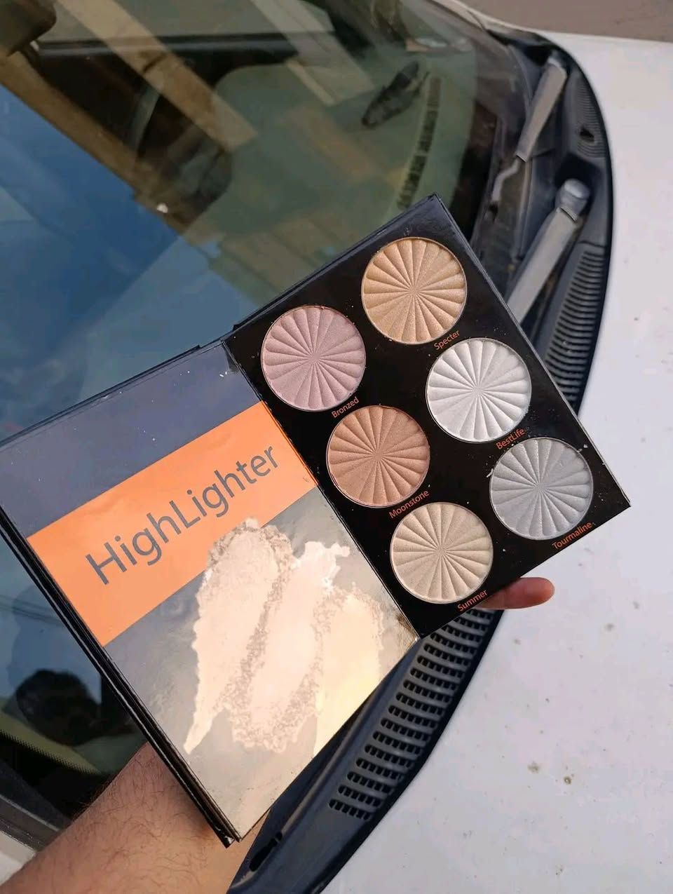 باليت آيشادو من نوت ❤️❤️
​تحتوي مجموعة ظلال العيون بتركيبة فائقة التركيز، تتراوح من الألوان المطفية 🌈 والألوان القلتر ❤️ كل ما تحتاجينه للحصول على مظهر متألق، فهذه المجموعة المختارة بعناية تتضمن مجموعات لونية سهلة الاستخدام...
​المميزات:
​كوالتي عالي...
​يجمع الألوان الأساسية والانتقالية مات (Matt).
​سهل الدمج وثابت طول اليوم.
​محتويات الباليت:
​28 لون آيشادو.
​6 ألوان بلشر.
​6 ألوان إضاءة.
​7 ألوان كونتور.
​السعر: 10000


**إذا كنت صاحب هذا الإعلان وتريد حذفه لأي سبب، رجاءا أرسل رسالة إلى الدعم الفني**