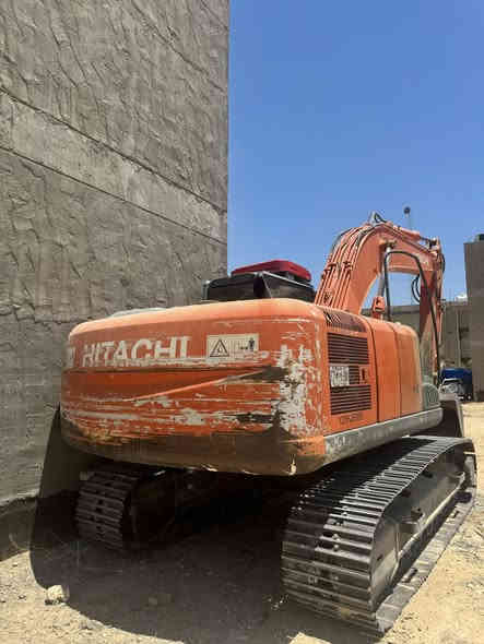 السلام عليكم حفاره هيتاشي 200 Z3 رقم قادسيه بااسمي مع جك 1500 نقار الحفاره شغاله وكامله صينه وزناجيل ومكينه ومضخه كلهن زينات السعر 340 للاستفسار ***********
