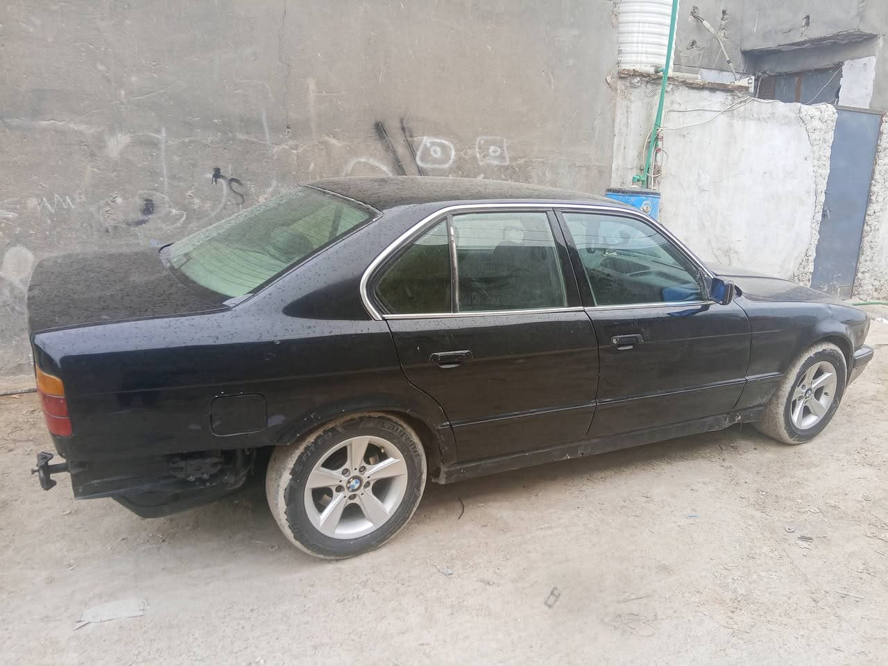 السلام عليكم  بي ام 520  92 محرك 525 مفتوح جديده وناعمه كير جديد توني شاده كهربائيات كلها شغاله زنون سورت سياره حلوه سعرها 38// ***********
