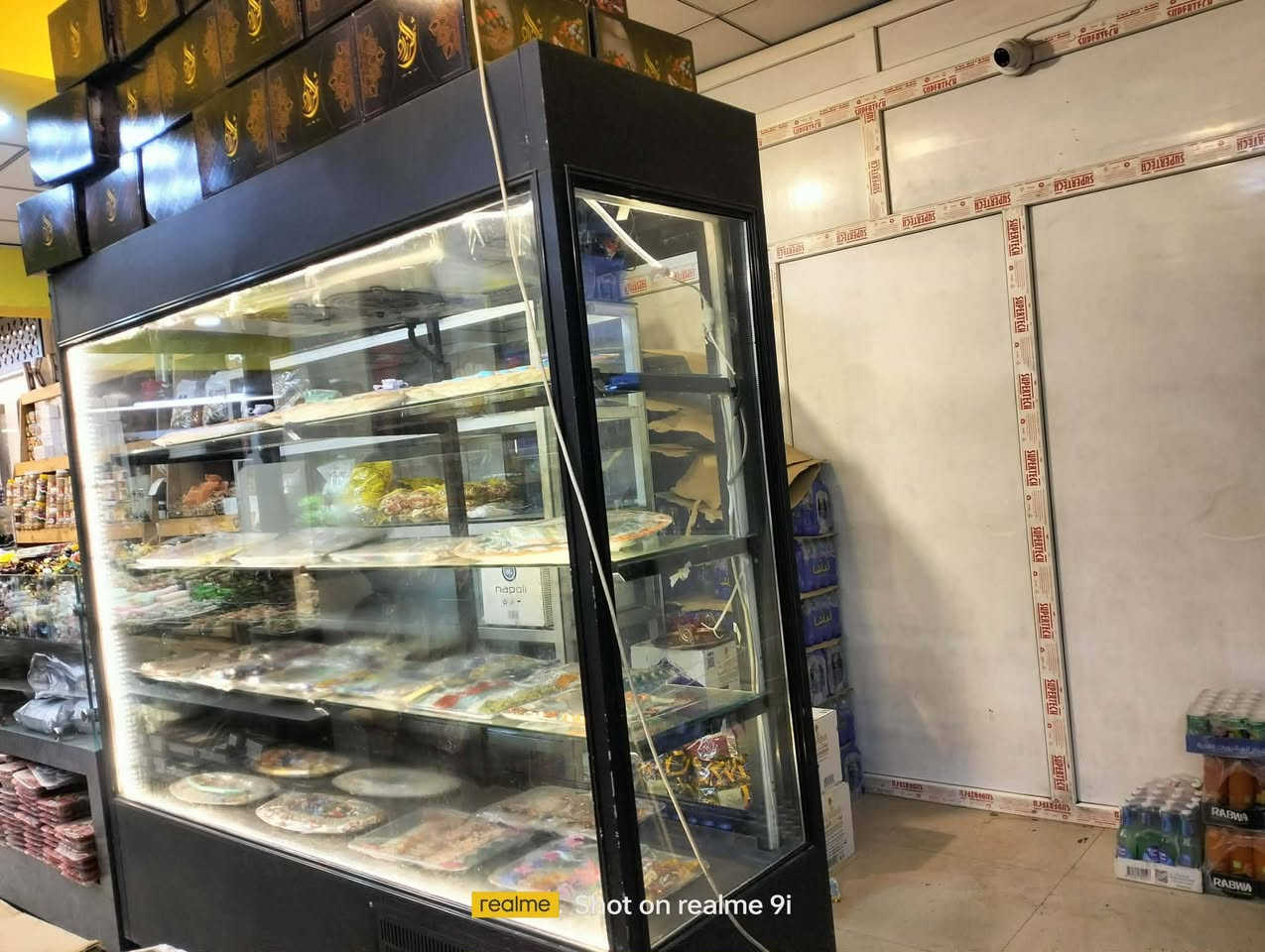 السلام عليكم اخوان عندي هاي العارضه تبريد كيك كاملا كليش بيهه شغال ومضمونه  السعر خاص الرقم ***********
