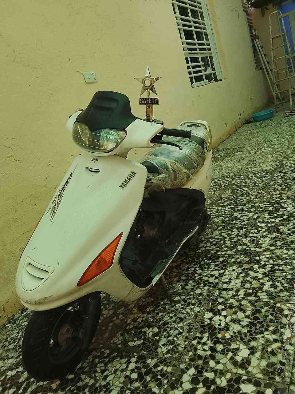 سلام عليكم اخوان عندي دراجه فحل مكينه ما مفتوحه كهربايات كله شغاله الدراجه سلف نكره مكاني كوفه بشارع المطار القديم السعر400الف 
الرقم ***********متواجد واتساب
