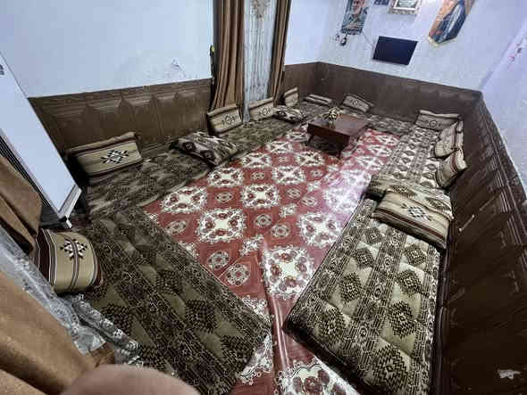 السلام عليكم 
جلسه كويتيه 8 دوشك طولها 6 متر ونص معه 3 مخاد كبار تجايات مكان الثغر ***********
