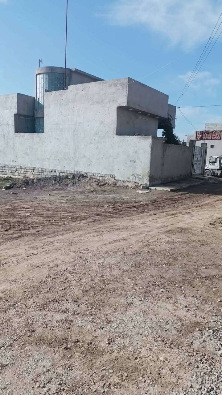 السلام عليكم بيت موقعو حي الزياده وبيه وصل بلدي هوالتبليط على اساس هل الايام يصلنا الارضيه كلها بورسلين واجه عشره وعمق 15 المساحه 150 مترغرفتين نوم واستقبا ل ومشتملات ومطبخ وحمام كامل بناء حديث اساس بادلو البيت متعوب عليه او تبليط راح يصلو  السعر 57 وبي مجال الشاري رقم الهاتف ***********
