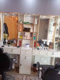 فاترينات 2 والميز الوسطي مالتهن  للبيع جدد استعمال اقل من شهر  اذا بيه...