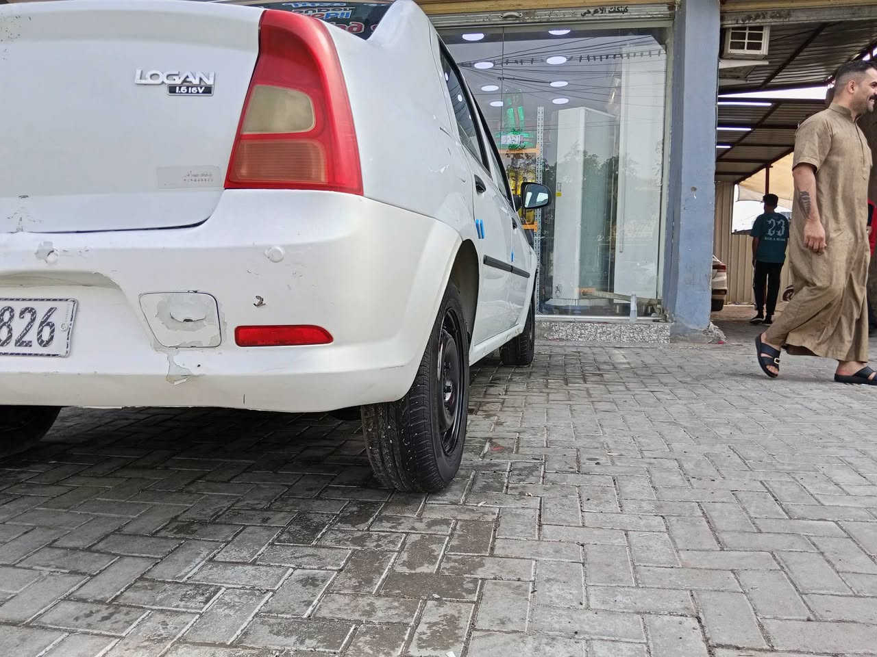 سلام عليكم من رخصه لدمن
سياره رينو لوكان 2011فرنسي اصلي مو ايراني 
خوصي بغداد كير اوتماتي لسيار كلش نضيفه وصارف عليهه هوايه كير جديد حاويه وضفيره جديده مشط ستيرن وبور جديد صدر جديد تخم تاير جديد صارف عليهه مكيانيكيات جديده لسياره بيهه نقص تبريد وبيهه بدايه لاستيك ولف ولباقي كله جديد كل كهربائياتهه شغاله 
عارضهه 55
مكلن لسياره بغداد حي الجهاد 
رقمي ***********
