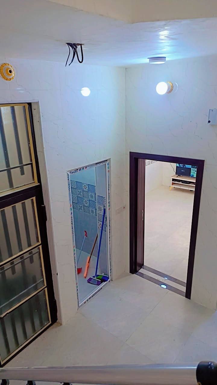 بيت حديث بمساحة 50متر طابقين سند 25 اقرار محكمه مباشر بأسم المشتري يحتوي ع غرفتين نوم مع صاله واستقبال ومطبخ ومجاميع صحيه عدد 2/ يبعد عن طريق الزائرين 20متر / خدمات كامله 
العنوان كربلاء  قرب مدينة الزائرين. مقابل جامعة كربلاء فريحه بسعر 70 للاستفسار ***********
