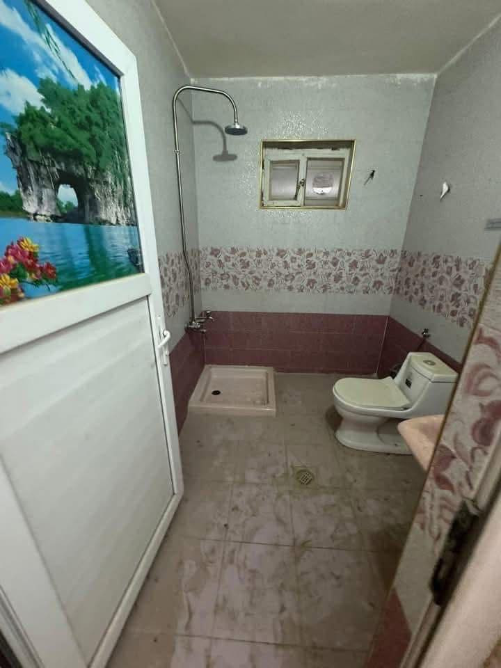 #للايجار____في____السيدية
بيت مساحة 150 متر مميز ومرتب ✨
يحتوي على:
▪️ أربع غرف نوم
▪️ صالة واسعة
▪️ مطبخ
▪️ خدمات صحية
▪️ كراج خلف العقار 🚗

💰 بدل الإيجار: مليون وربع

📞 للاستفسار: ***********
📍 مكتب الفهد الهندسي – مقابل لحوم جويلي
