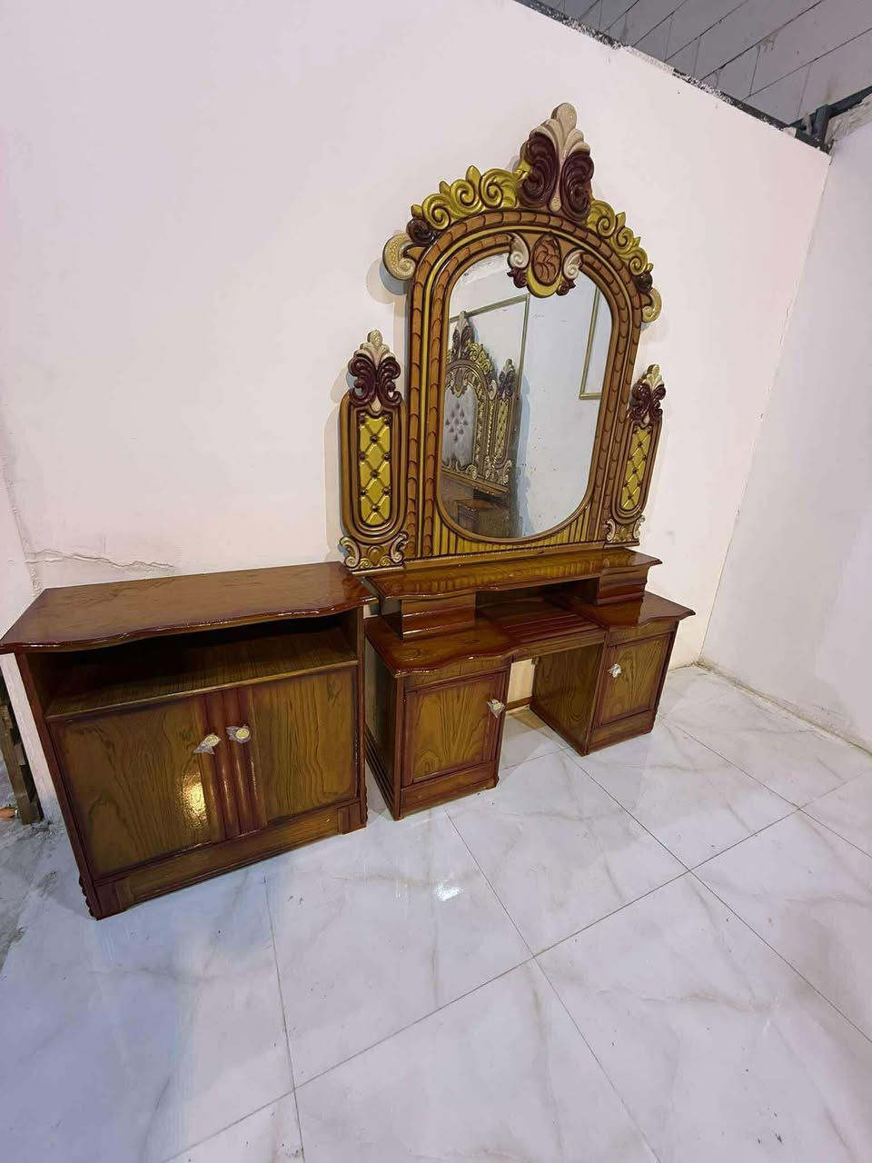 غرفه شغل وصط ***********يوجد وتساب🌸
السعر ٧٠٠ بيهة مجال
بس نقل داخل بغداد مجاني محافظات بكروة 
نضافه ٨٥
تسع قطع
