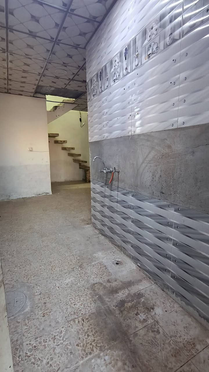 بيت ب الحولي ٥٠ متر للاجار ب ١٧٥ الف كل شهر بشهره بيت بصف شارع 30 الاول كل الخدمات يمه مدارس أبتدائية ومتوسطة البيت بي غرفه وصاله و مطبخ و صحيات وطابق الثاني بس غرفه بي الماي و الكهرباء على ابو البيت وهذا رقمي *********** والله يرزق الجميع أن شاء الله
