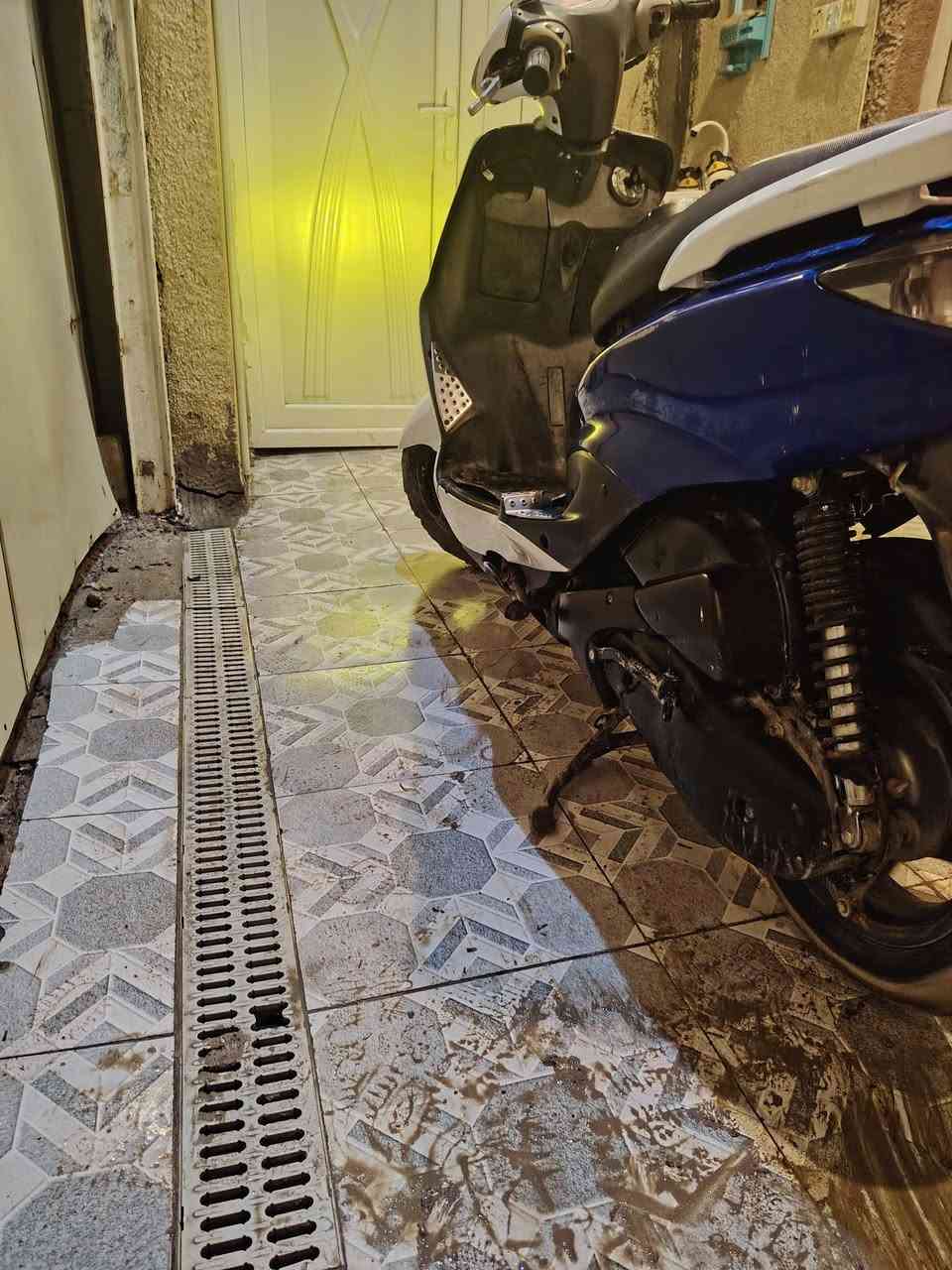 السلام عليكم الجميع دراجه سكنس نثيه كابريته مو نوزل الدراجه كله رقم واحد مكينه خرسه سلف هندر  كهربائي كله شغاله كيج سرعه بنزين اشاير البركات خلفي امامي دبلات كله ابشرط ابلاد الدراجه احله من الصوره والك حق الفحص مكانه قرب جسر الثوره السعر 550 الاتصال ***********
