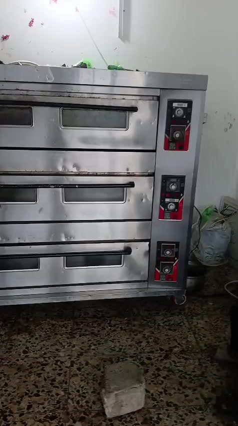 شلع بمليونين و 100 الف 
فرن 3 خانات تك مشعل نضيف
تزكاة 
خماره
بطل خماره
١٠ صواني حلويات
ميز عرض جام 
باقي الاغراض واضحه بصور والفيديو

*********** رقمي
مكانهن كربلاء شارع ابو طالب حملهن شلع فرن معزل متوازي عليهن
