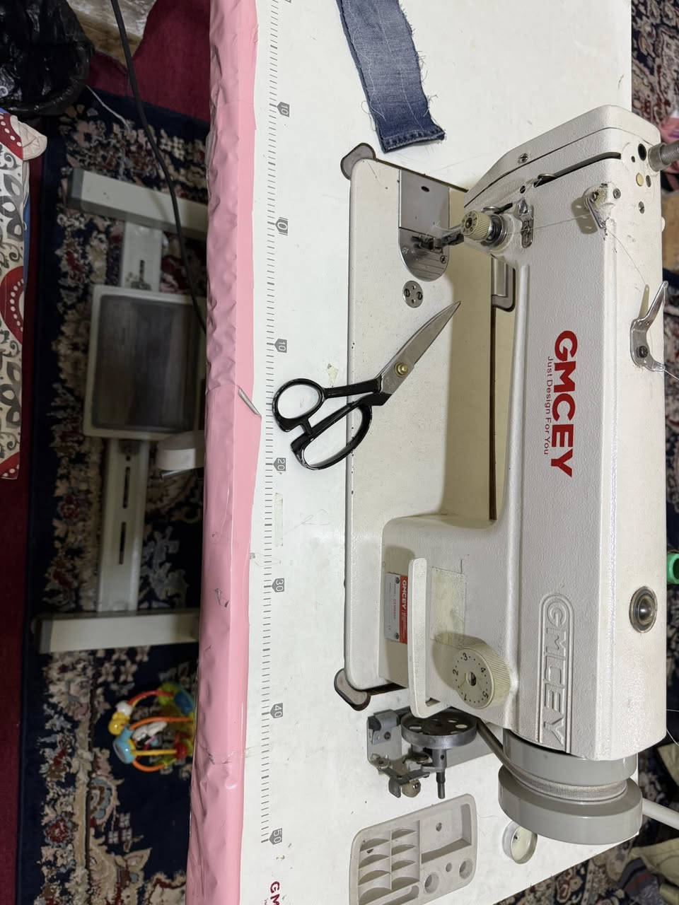 مكينة خياطة GMCEY صناعي للبيع مكينة منزلية نظيفة وشغالة مثل ما موضح الكم سعرهاا 200,000 دينار  للتواصل ماسنحر + واتساب ***********
