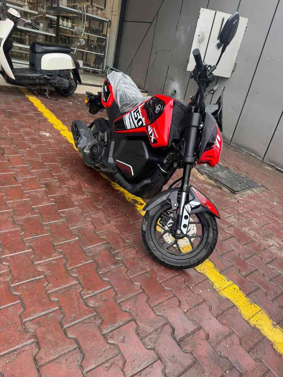 🏍️ للبيع: دراجة Keeway Minnix 150 - نظافة ممتازة 🏍️
دراجة كيوي منكس 150، دراجة رياضية وعملية جداً، نظيفة ومحافظ عليها (الصور تحكم).
📝 المواصفات:
الماركة: Keeway (كيوي).
الفئة: Minnix 150.
المسافة المقطوعة: 5,026 كم فقط.
المحرك: 150cc، أداء قوي واقتصادية جداً بالبنزين.
الميزات: شاشة ديجيتال متكاملة، كشن مغلف، تبريد هواء، ومنفذ شحن USB.
📋 الموقف القانوني:
اللوحات: مرقمة رقم أربيل أصولي.
الأوراق: كاملة وجاهزة للتحويل.
📍 المكان: بغداد
💰 السعر: 2,000,000 دينار (مليونين)
📞 للتواصل: ***********
ملاحظة: الدراجة لا تزال بوضع الوكالة، محرك اوتوماتيك وعارضة بشرط الفحص.
