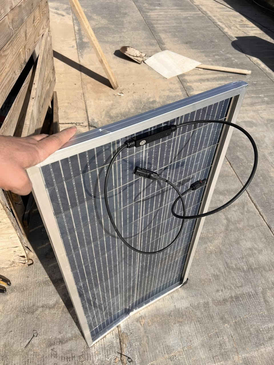 الواح طاقة شمسية ١٠٠ واط حقيقي وجهين طول متر عرض ٤٠ سعره ٥٠ الف ***********
