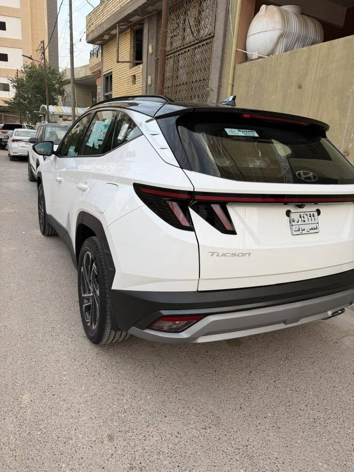 هونداي توسان توكلر قمارة اسود 2025 ماشيه. 740k زيرو
مرقم بصره تسجيل مباشر بااسم المشتري 
فول مواصفات: شاشة متصله - ويل 19.        كشنات كهرباء باللون الابيض - بردات بيبان  - باب الصندوك كهربائي - بصمة وتشغيل عن بعد -  - حساسات امامي خلفي - اوتوهولد -سايد بريك دكمه - مثبت سرعة . سعرها 238وبيها مجال بسيط  ***********
