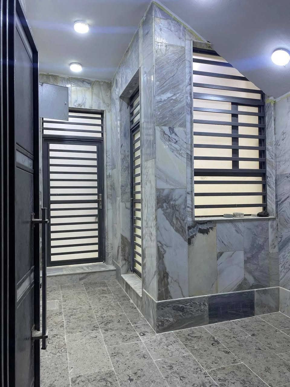 دار للبيع طابو ملك صرف الموقع حي الماشطه الثانيه المساحه 104متر طابقين بناء حديث 2025 الطابق الارضي غرفه نوم هول صاله مطبخ ومجمع صحيات عدد2 الطابق الثاني غرفه نوم هول صاله مطبخ ومجمع صحيات عدد2 للاستفسار مكتب النبل للعقار والبناء والهندسه *********** واتساب *********** واتساب
