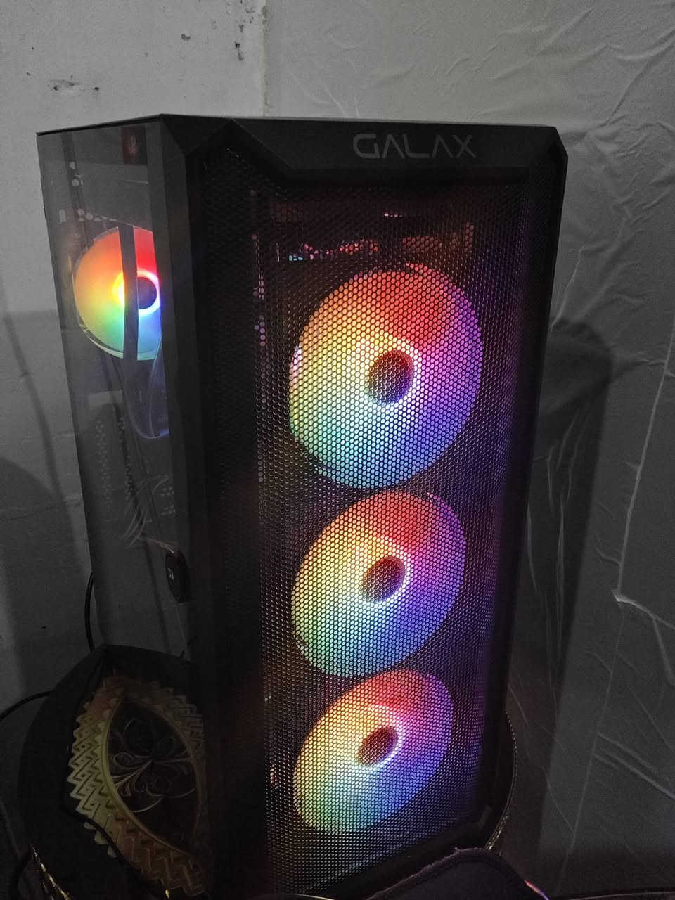 السلام عليكم تحية طيبة سيت اب كامل للبيع
التجميعة:
معالج: AMD ryzen 5 5600x 
كارت: ZOTAC Gaming GeForce RTX 3060 Twin Edge 12GB
بورد: asus prime B450M-A ll
تبريد مائي: deepcool LE520
باور سبلاي: GAMDIAS KRATOS E1 600watt
رامات: 3600 T-FORCE DELTA 8*2 
تخزين: SOLID NVME M.2 512GB
كيس: GALAX

الشاشة:
AOC GAMING 27G4
بنل fast ips 
دقة FHD
تردد 180Hz
سرعة استجابة 0.5MS
وتدعم فري سينك وجي سينك 

ملحقات:
كيبورد ميكانيكي بلو سويتش
ماوس لوجيتك G102
ماوس باد كبير

التجميعة ادائها يخبل وماكو حرارة بعض القطع جديدة امانة الله ، مكاني بغداد
والسعر: 1,100,000 هذا بعد ما شفت السوك حتى ما اعرض اكثر من غيري وبالعافية على الياخذها
التواصل على الخاص او واتساب (***********)
