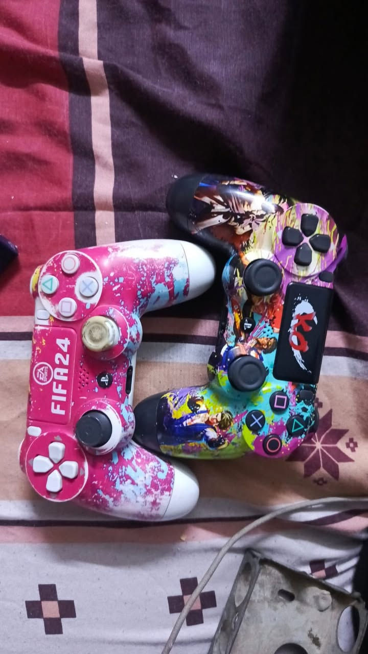 ‏سلام عليكم بلاستيشن فور مهكر ذاكرة  نص تيره  نضافه ١٠٠ حييل نضيف بي ألعاب كودو فور الخامس جي تي اي بيس فيفه بليًحيل نضيف جوستكات ثنين السعر 275 وبي مجال قليل حكً جيه مكاني بغداد مدينه صدر الكياره ***********
