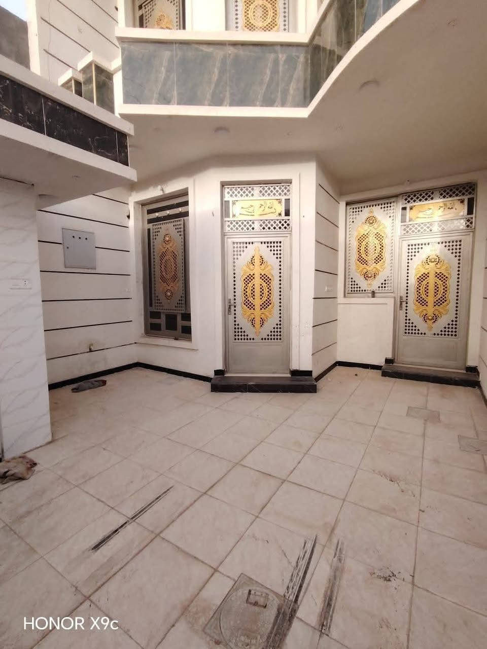 مشتمل طابقين بناء طابوق حديث ضلع منفصل وسقف منفصل للبيع المساحة ١٥٠ م الوجه ٦ ونزال المكان فلوجة حي الأمين منطقة ال ١٩ قريب على شارع أربعين السعر المطلوب بي ١٠٥ مليون وبي مجال للاستفسار خاص

محتويات الدار
الطابق الأول
طرمة وتواليت ومطبخ وديوانية ومناور عدد ٢ وغرفة نوم

الطابق الثاني
غرفتين نوم وصاله وصحيات ودرج خارجي للسطح
ارضية بورسلين


**إذا كنت صاحب هذا الإعلان وتريد حذفه لأي سبب، رجاءا أرسل رسالة إلى الدعم الفني**