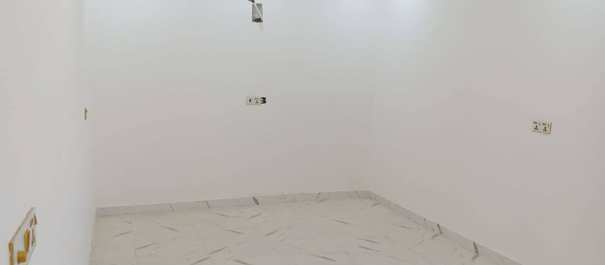 السلام عليكم ورحمة الله وبركاته
شقة للإيجار مساحه 100متر غرفتين وصاله كبيره ومطبخ وصحيات +سخان وتانكي مي.. ع الشارع الرئيسي مال علي الظاهر ***********
