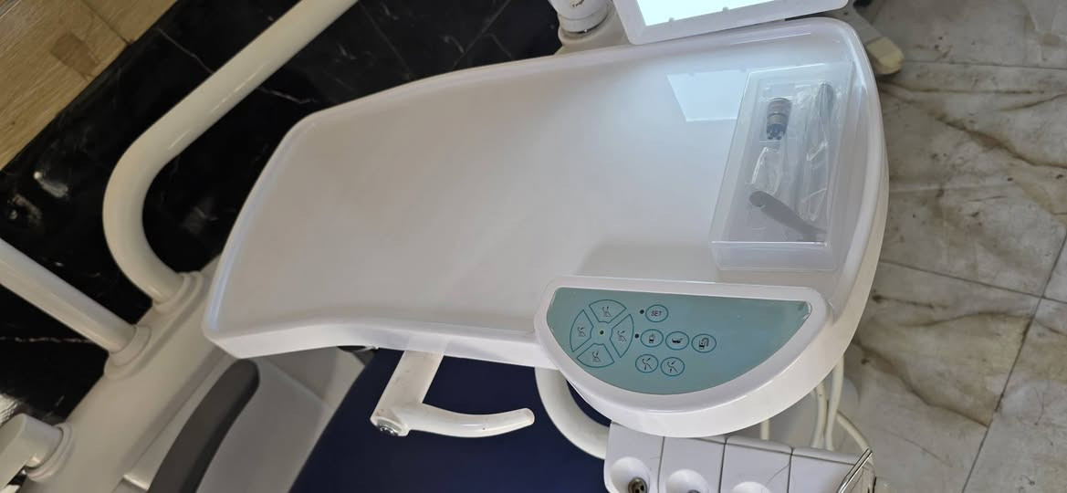 كرسي اسنان مستخدم للبيع
نضافه ٩٠% مثل ما موضح بلصور
شغال بلكامل 
لايت لد ثلجي 
سبتون فخار متحرك
تري واسع 
جلد طبيعي 
مع ستول جديد بلكارتون غير مستعمل 
بسعر مناسب للأستفسار 
***********م مصطفى حسن
