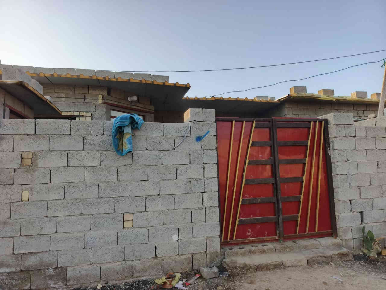 السلام عليكم ورحمة الله وبركاته
نصف دونم للبيع 1300متر 

بي ٦ ابيوت كامله 

٤ ابيوت السقف صب 

٢ابيوت السقف سندويش 

مساحة كل بيت ١٦٠ متر 

والشارع ٥ متر 

جسر ديالى منطقة جامع طه 

للاستفسار الاتصال على الرقم 

‏‪***********‬‏
