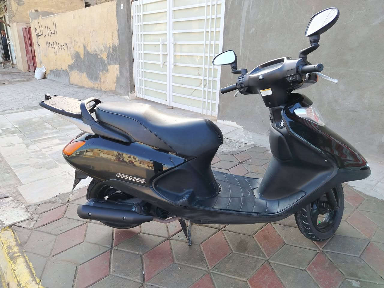 السلام عليكم سبيسي للبيع رمبه جديد مكفوله كفاله عامه مكينه مامفتوحه كفرات اصليه دراجة على وضع البلاد مكاني كوت زين القوس شراي يتصل وبخدمته مو شراي لااتخابر ***********
