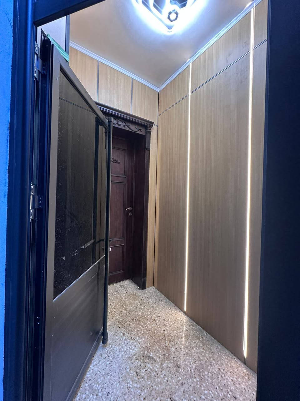 دار للبيع طابق واحد الرمادي الزراعه خلف الموحده
طابو صرف تحويل
المساحة ٢٥٠م الواجهة 12.5 النزال 20
استقبال ومطبخ وصاله غرفتين نوم مناور صحيات داخليه وخارجية
السعر خاص 

للاستفسار التواصل مكتب الجامعة التأميم ٣٠تموز الشارع العام الرئيسي نهاية الصعده
*********** ابو سعد
***********
***********
