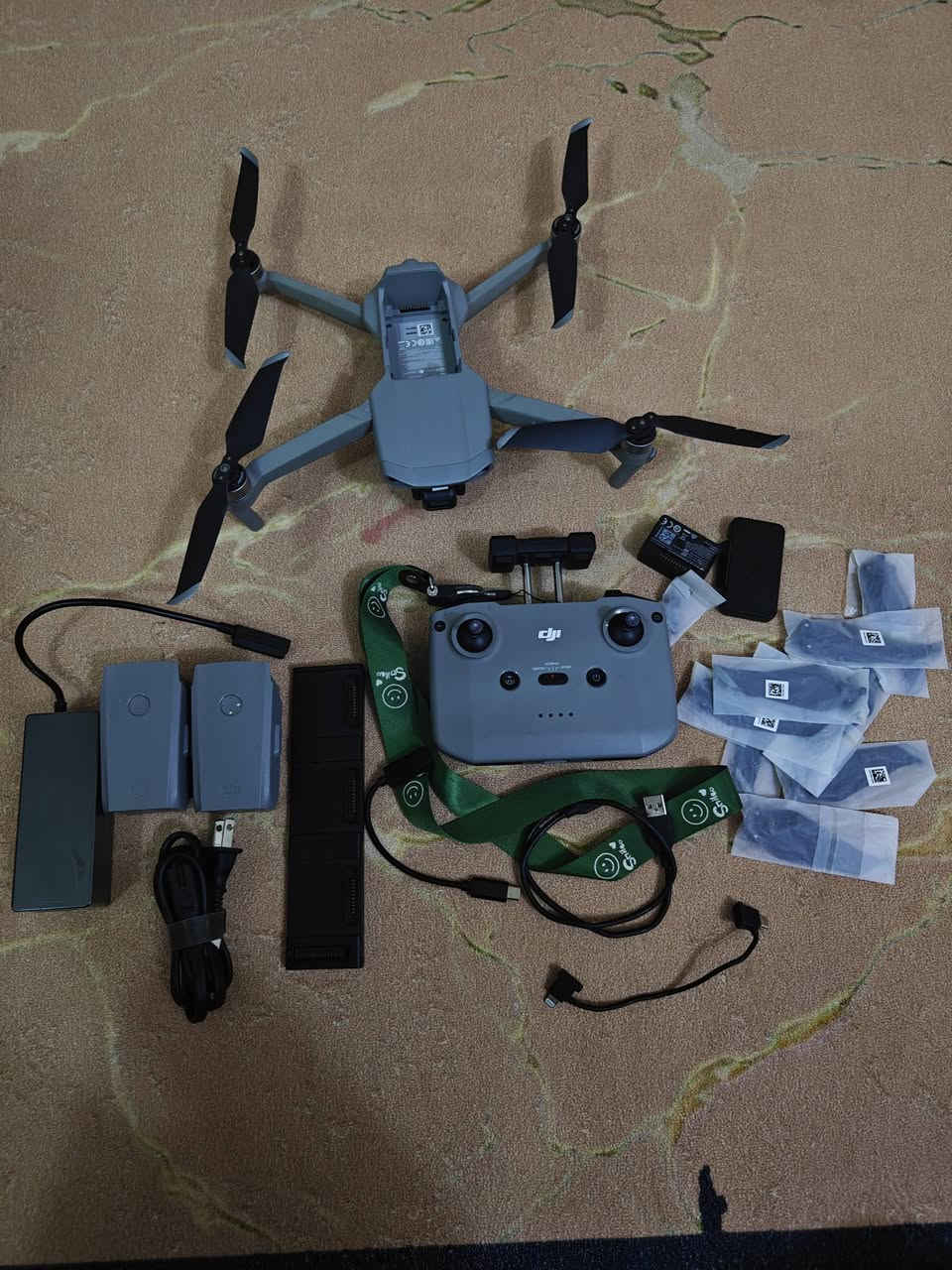 درون DJI Mavic Air 2 درون نضيفة كلش ومابيها ايي خلل وأغراضها كامله فقط بيها بطاريتين الثالثه موجوده بس ما تاخذ شحن اليريد يتواصل ويعرف عنها معلومات اكثر هذا رقمي ***********

