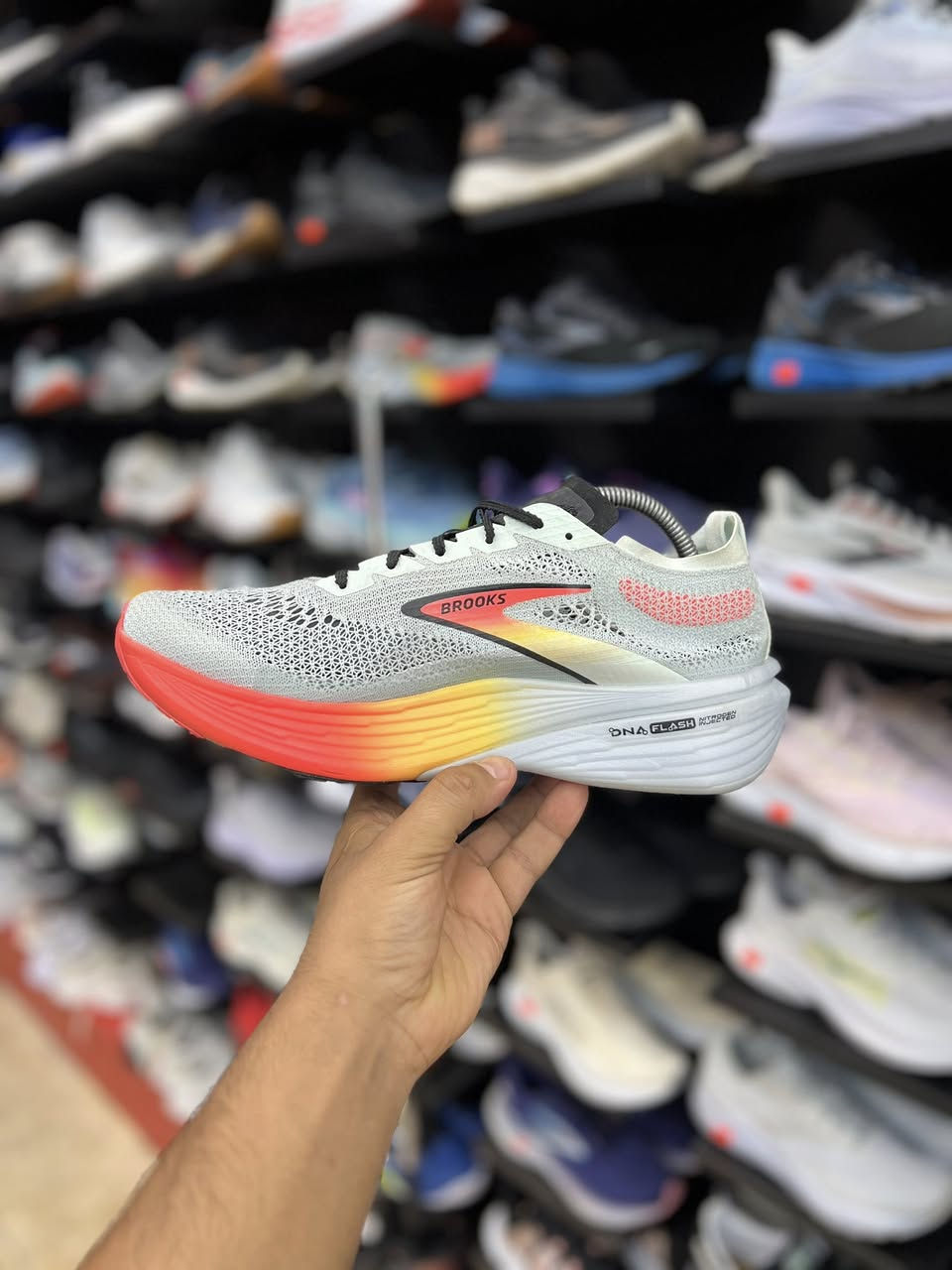 Brooks Hyperion Elite 4

نوع الحذاء: حذاء سباقات متطور (Super Shoe) مزود بلوح من ألياف الكربون (Carbon Fiber Plate) للمساعدة على الاندفاع السريع للأمام.
الرغوة والمستشعر: يعتمد على رغوة DNA Flash v2 المحقونة بالنيتروجين، وهي خفيفة الوزن وتوفر استجابة وارتداداً ممتازاً للطاقة مقارنة بالإصدارات السابقة.
الجزء العلوي: مصمم من نسيج شبكي خفيف الوزن وعالي التهوية ليضمن ثبات القدم ومنع الانزلاق أثناء الركض السريع

قياس 42 القدم 27

السعر  95 الف

العنوآن نجف ملحق الروان
*********** واتساب
