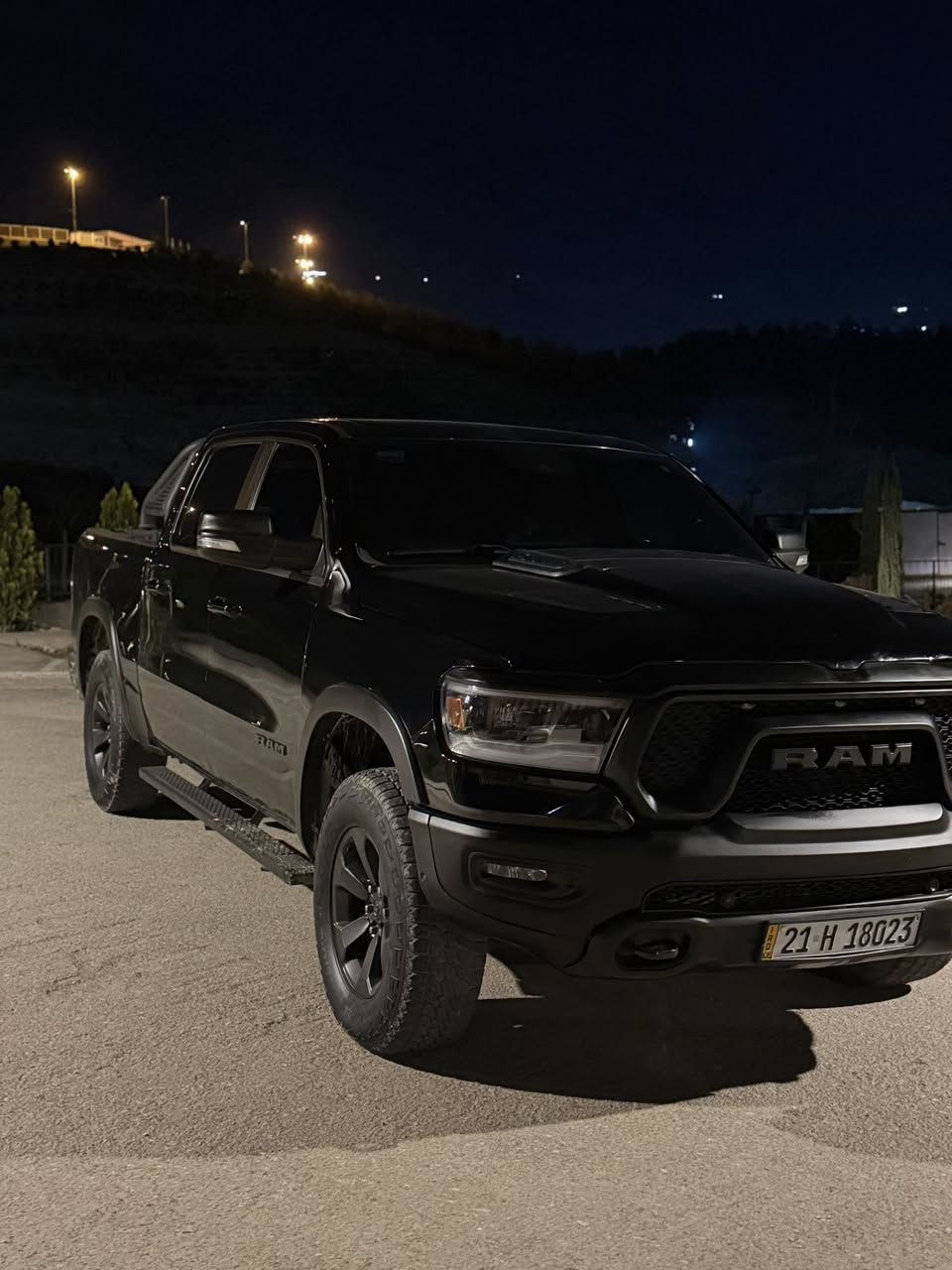 (Ram Rebel 2021) للبيع
محرك: 8 سليندر هيمي 
مسافه المقطوعه: 105 الف km 
وارد امريكي 
مواصفات:
-شاشه كبيره 
-كامره خلفية
-ستيرن تدفئة
-مقاعد تدفئة 
-سقف سلايد 

سيارة جاهزه هزه و تحويل 
السعر :3.45 و بيها مجال 
السيارة موجودة بسليمانية
                                                                  *********** 
رقم الشاصي: 1C6SRFLT7MN592262
