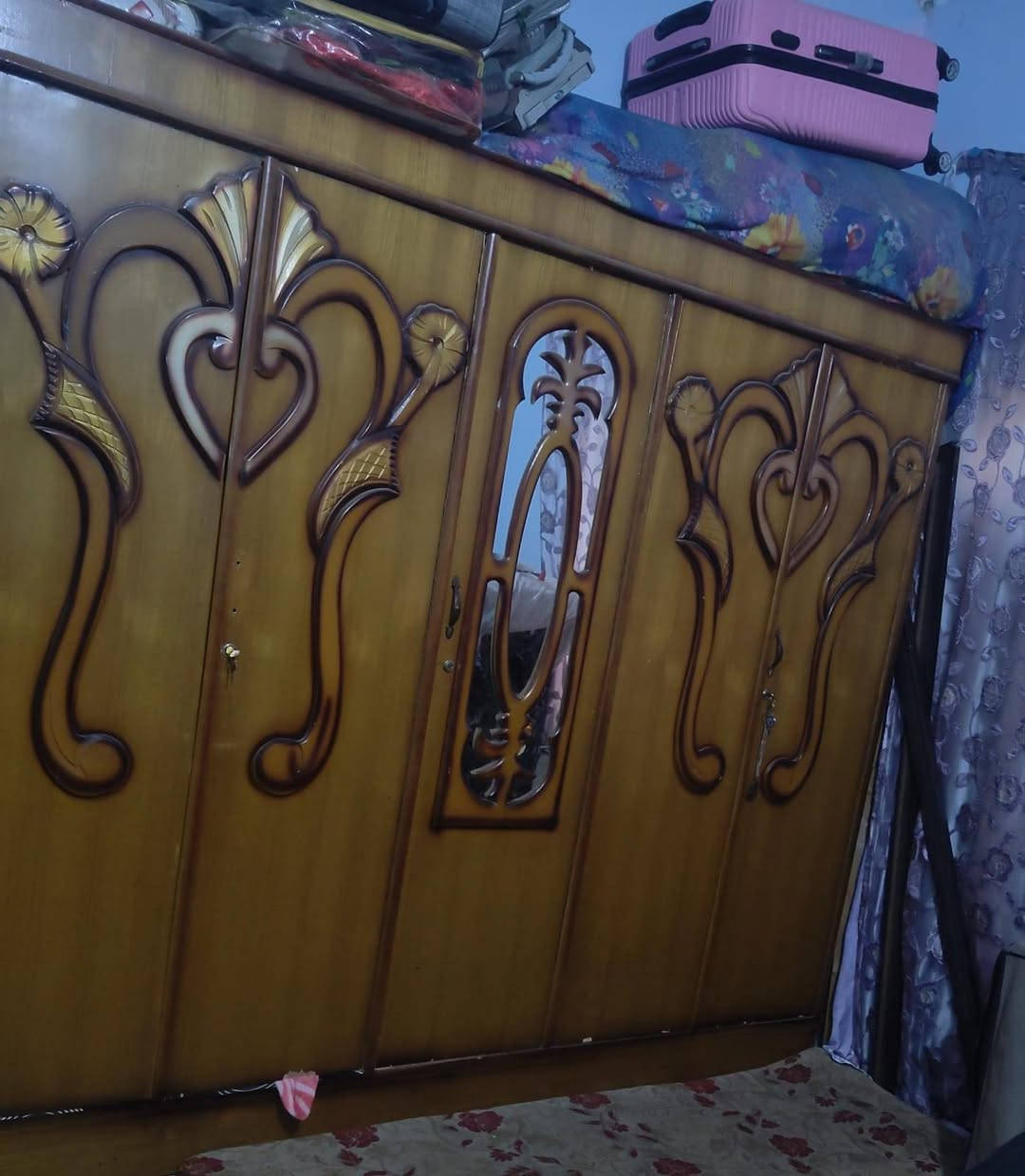 سلام عليكم غرفه عراقيه كامله للبيع سعر 600 وبيهه مجال للشراي الرقم ***********
