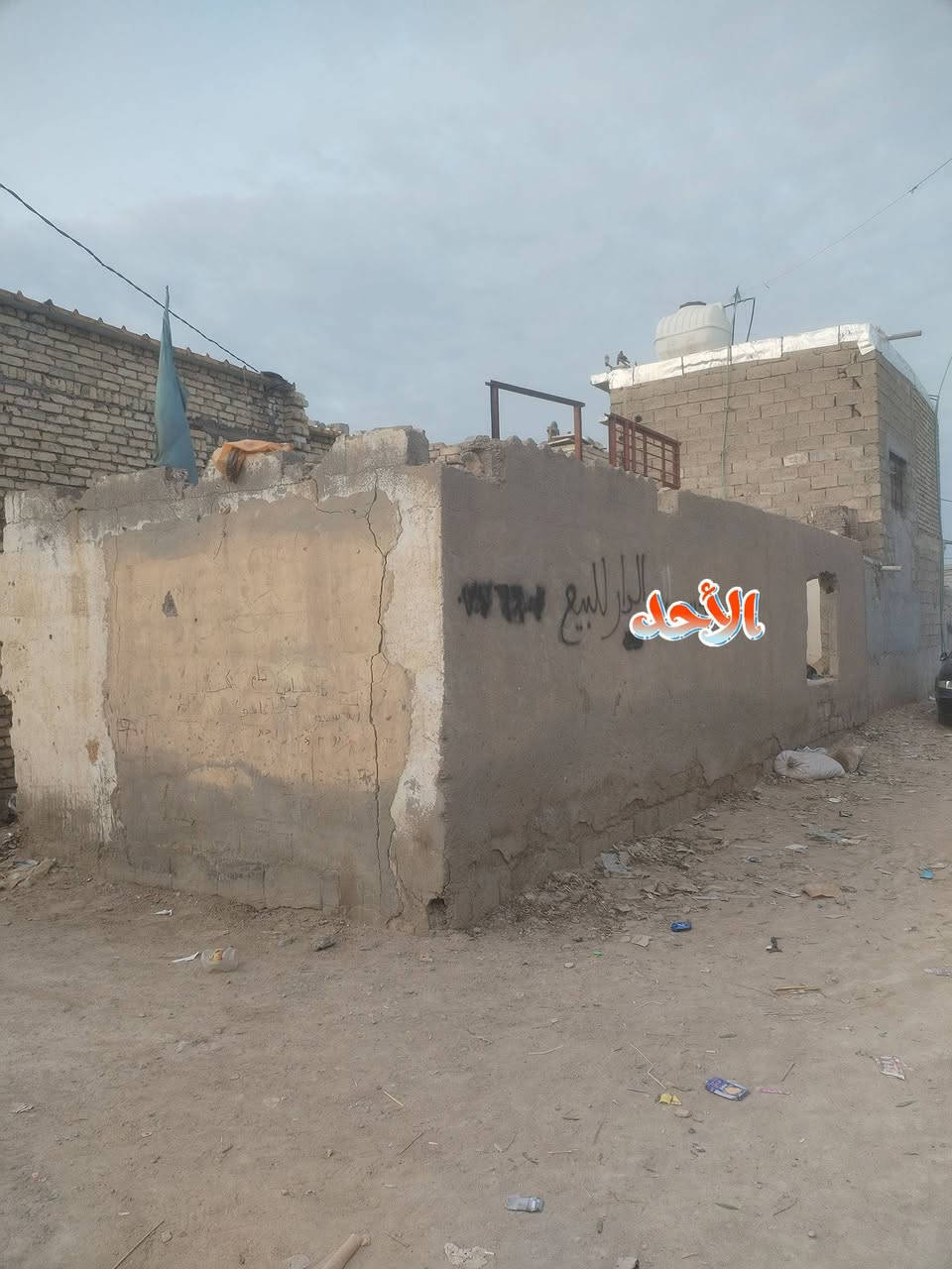 السلام عليكم للبيع بيت مساحة 100 متر ركن في منطقه الخماس شارع سليم ضيف قرب اسواق ولي الشارع عرضه 12 متر يبعد عن الشارع العام 150مترللاستفسار الاتصال على الرقم ***********
