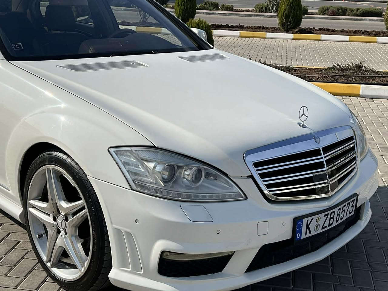 مارسيدس ساغ بي براوة بي موس
موديل ٢٠٠٩ AMGبيلاد V8گيج ٣٢٠ 
كامل گوراوة بة ٢٠١٣ 
سةيارةكة بي دة عم و ليدراوة هةموگياني لةسةر بيلاد ماوةتةوة گيرو مةكينةي بةشةرتي فيتةر نةكراوةتةوة پيش و دواي چوپةكان كارةباي و تةبريت بةشةرت هيج خةلةلي تيانية سةيارةكة مالي خومة كودي بوكراوة مواسةفاتي زورة بوية باسم نةكردوة شوين چةمچةمال 
***********
***********
سعر ٨٨$
