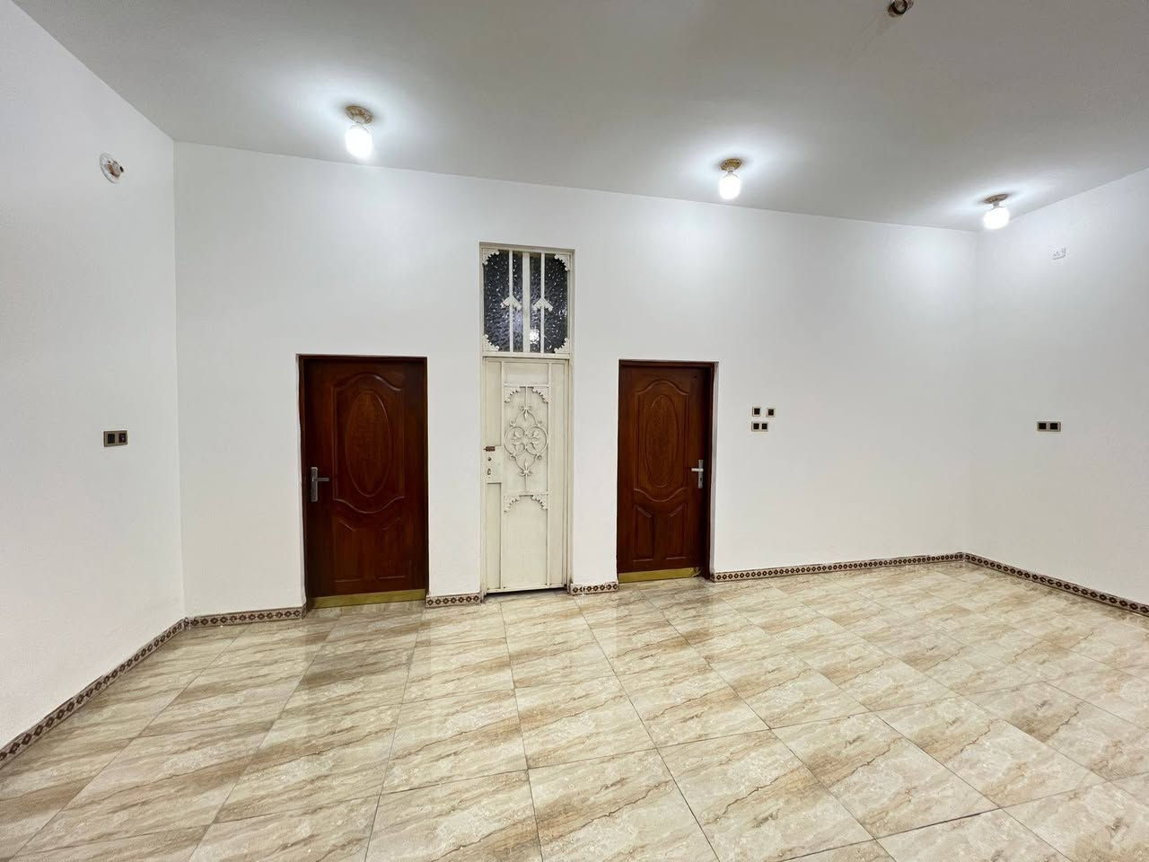 بيت زراعي مساحه170  كونكريت صب بحي نفط مقابل بانزين خانه 
2غرف وبراني ومطبخ وصاله صحيات خارجيه وداخليه 
 وسطح شتايكر 
السعر 80
للاستفسار واتساب 
***********
