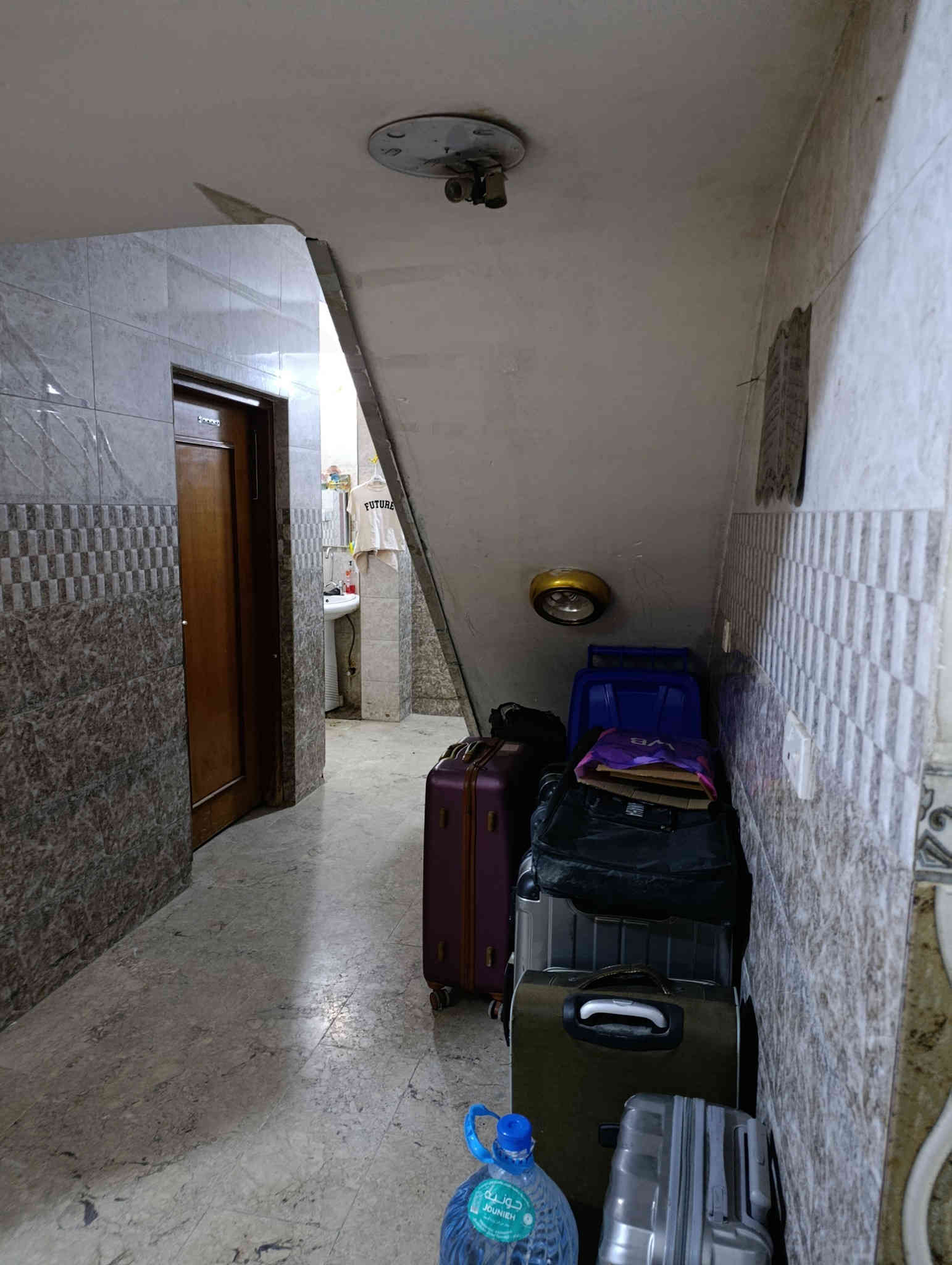 من رخصة الادمن
بيت ركن الشعب شارع حي عدن خلف مجمع اليزن. ٢٦٥ مليون .مساحته ١١٢ متر واجهة ٧ * ١٦ ،بناء قديم صالح للسكن الطابق الاول استقبال وهول ونوم  وحولي مطبخ والطابق الثاني غرفتين نوم والحولي مطبخ .ابيعه ارض يصلح أن يكون عمارة تجارية واقع حال ١٦٠ متر 

رقم الهاتف ***********

واتساب +٧٩٢٩٩٩٠٩٠٨٤
