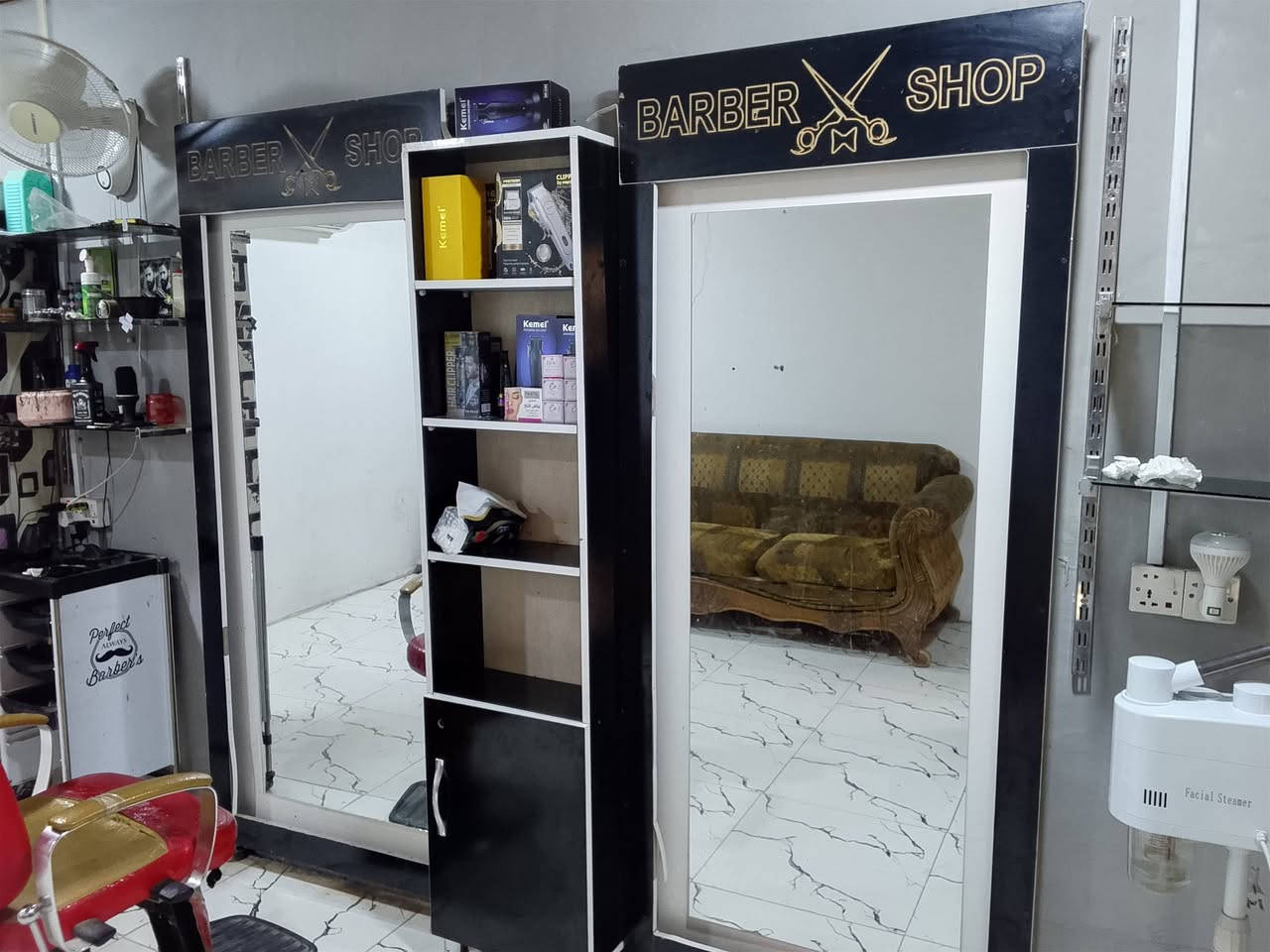 قراض حلاقه للبيع مرايات 2فاترينه كرسي  وعربانه قضاء المدينه ***********
