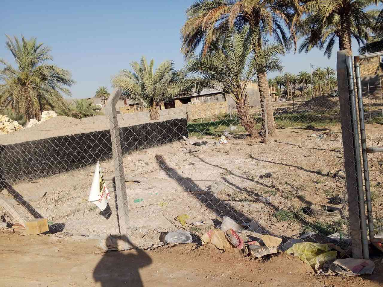 سلام عليكم يوجد قطعه مساحة 100م واجهه ٨ونزال 12ونص سند ٢٥طابو زراعي باسم شخص واحد الاستفسار على رقم ***********او مراجعت مكتب بهاء الجشعمي قرب جسر المشات القطعه تبعد عن شارع 120متر
