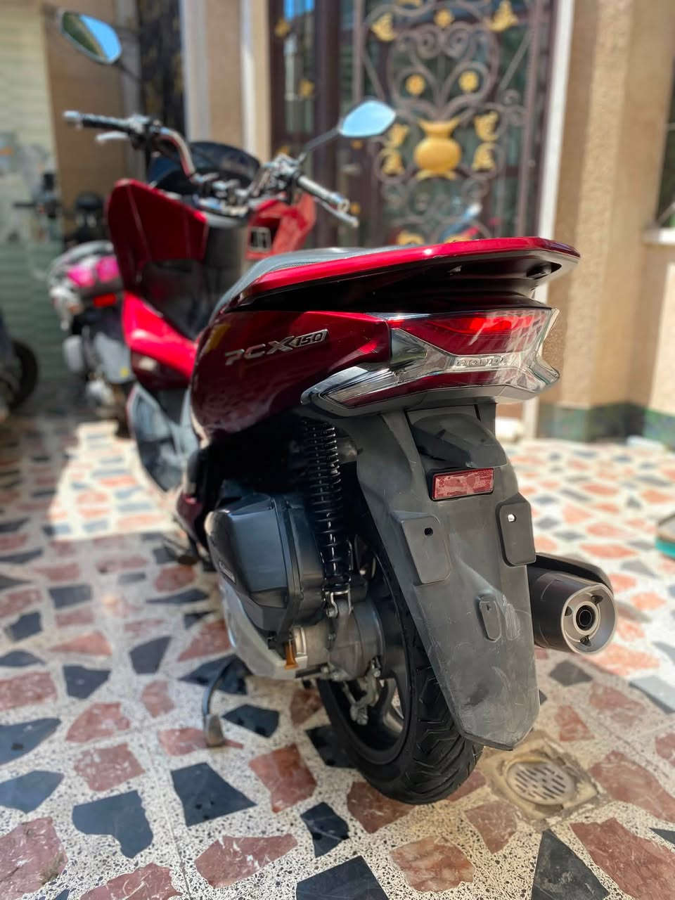 السلام عليكم / دراجه (Pcx)ياباني 150cc
جيل الثالث ممشا 25الف دراجه بلكارتون 
دراجه جديده بمعنا كلمه نضام APSمانع نزلاق 
سايد بريك و مري و يدات رياضي و قبق بانزين رياضي دراجه حلوه و نضيفه سعر 18 وبيها مجال بسيط 
مكان بغداد البياع 
رقم ***********

