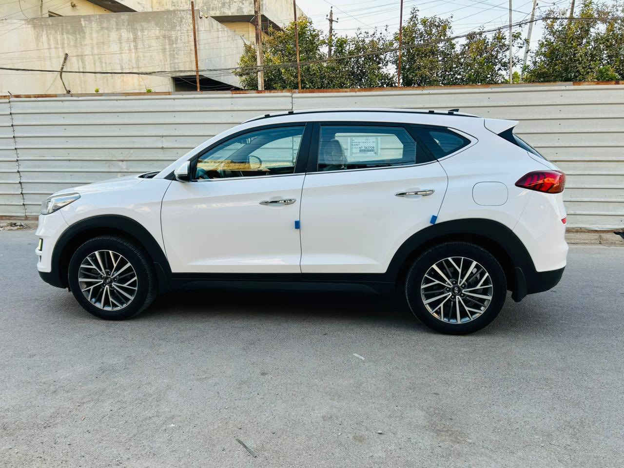 السلام عليكم هونداي توسان موديل ١٩ شكل ال ٢٠ خليجي مكفول استلام شركة الكاصد على يد وحدة من الشركة وماشية ٤٨ الف حقيقي وشرط الفحص باي مكان جاهزة من جميع النواحي وفول ١/١ 
بانوراما قطعتين
بصمة ابواب وتشغيل 
حساس امامي خلفي 
ليدات امامية خلفية 
مقاعد الامامية كهرباء 
اشاير مري 
مري شفط 
يدات نيكل 
انارة ترحيب 
شاشة ابل كار بلي 
شاحن لاسلكي
مكانها بغداد وسعرها ٢٠٧ للاتصال 
***********
