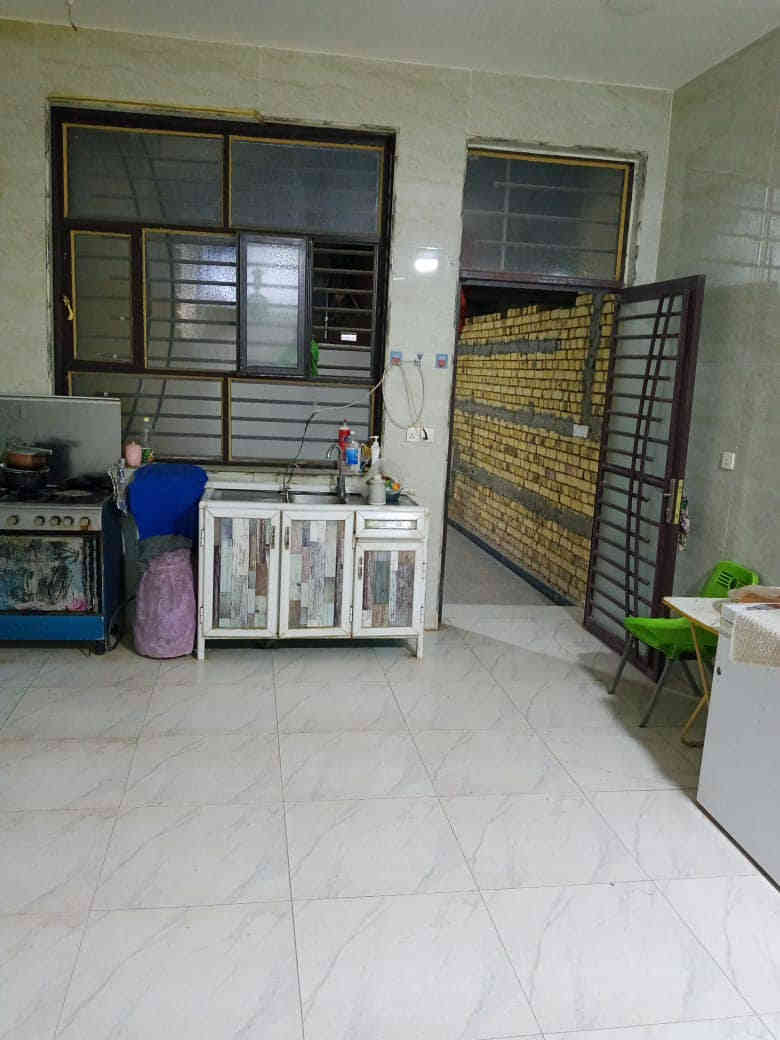 بيت للبيع طابو اسهم السفينة شارع الزهراء مساحة 240م طابق كرنكريت بناء حديث ثلاث غرف صالة واستقبال ومطبخ وكراج السعر 210 الاتصال ***********
