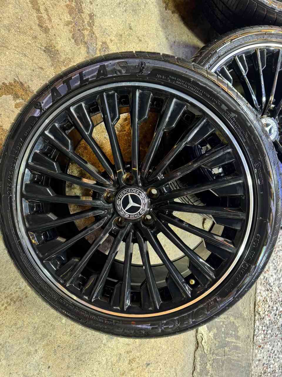 السلام عليكم
للبيع ويل مارسيدس E350 جديد مستخدم سبوع احد بي تخم تاير اطلس تايلندي جديد لوك الويل واحد بيه تصليح مبين بلحافه  السعر مليون و100 
للاستفسار ***********
