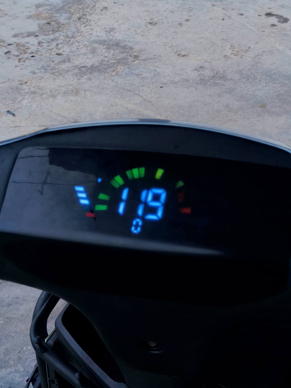 سلام عليكم دراجة سكنس شبح موديل 2026 مستخدمه شهر واحد دراجة بعده على وضع شركه تجي شوفه شرط إذا مو اجدد من صور مو الك نضافه 100٪فول مواصفاتت
 لون مميز لايت زنون عدسة LED سرعة 99حقيقي 🔥صاروخ بل مشي مراوس ب ايراني مرتب حصرأ واذا تشتري خابرني ونتفاهم ع سعر
رقم الهاتف.*********** متواجد بأي وقت
