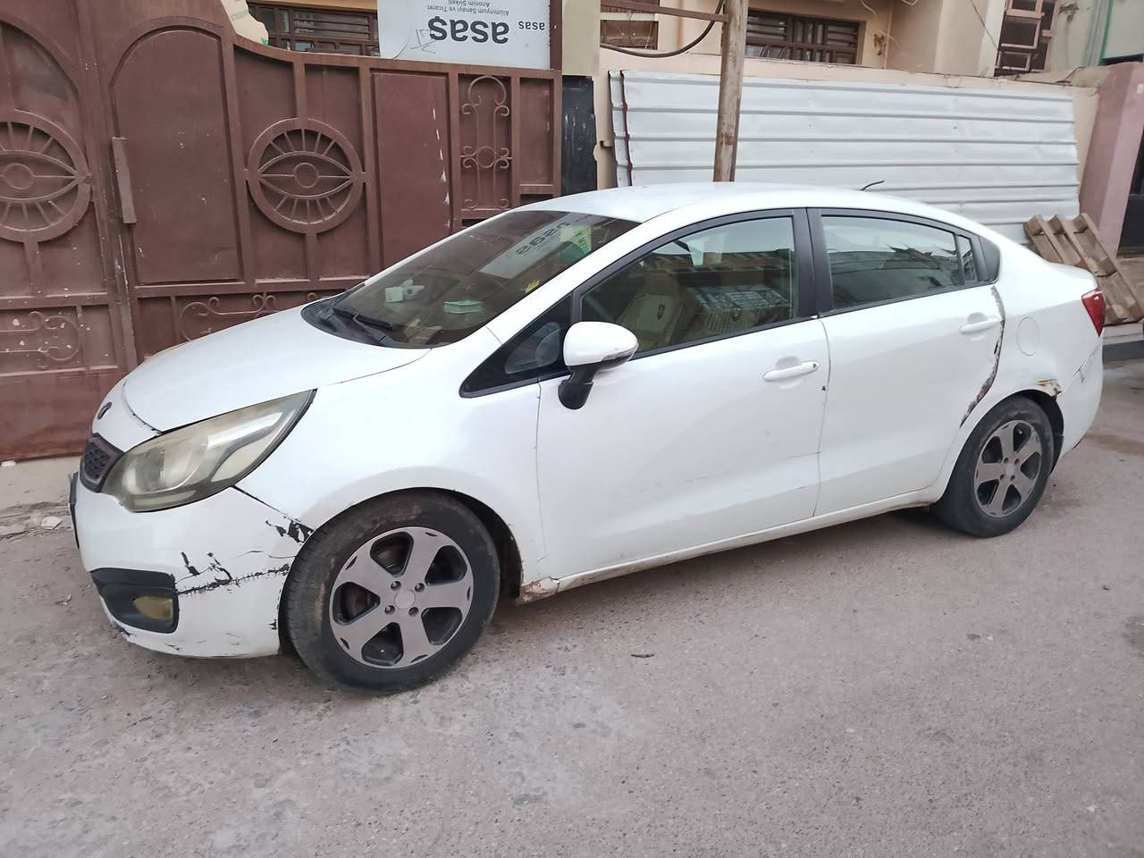 السلام عليكم سياره ريو موديل 12خليجي سنويه 27 بيها بعض الطخات ضربتها الجاملغ الايمن بدون دواخل التبريد شغال كير جديد.  السعر 77 وبيها مجال بسيط.  ***********
