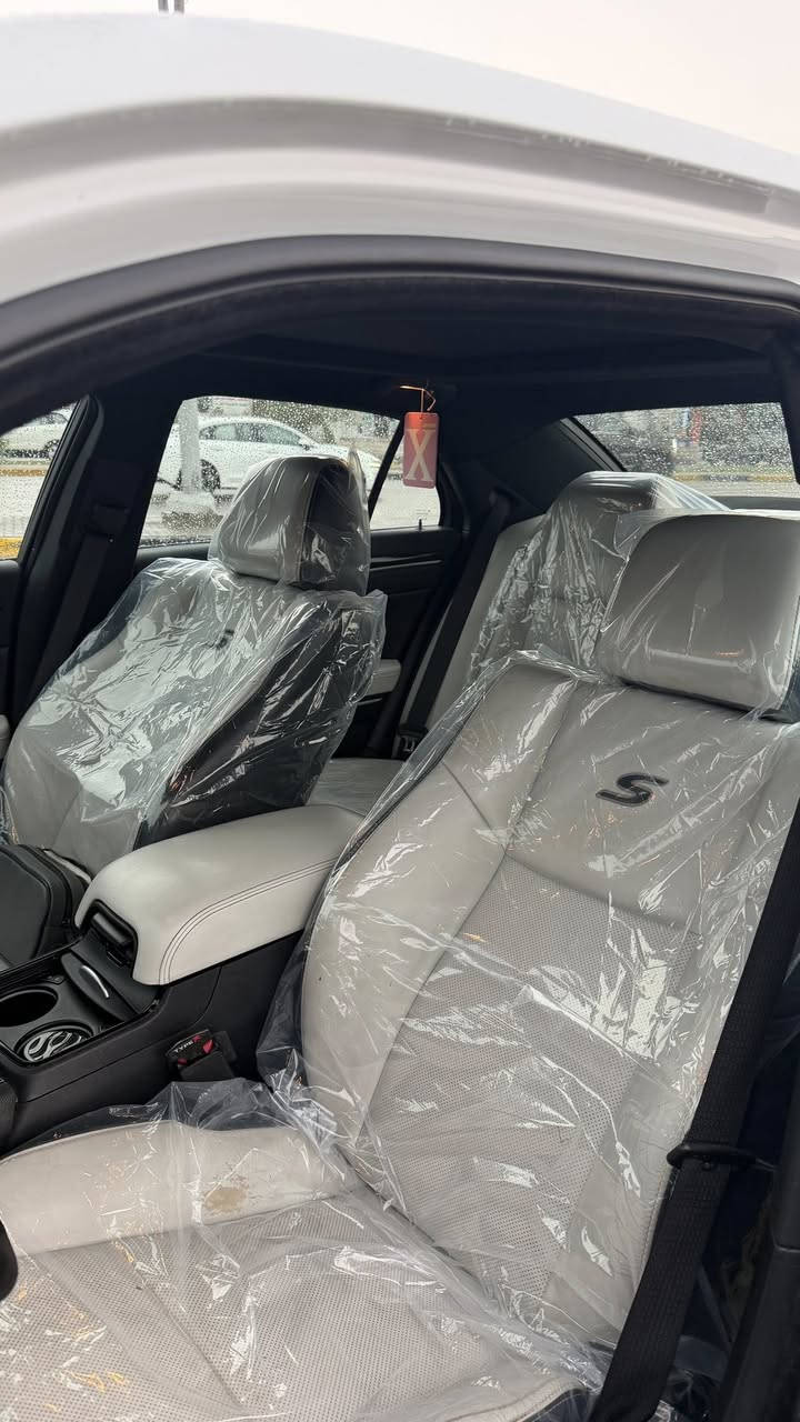 كرايسلر 300s sport
كفاله عامه حتى الدعاميات 
#ملاحظه انه مبدل ويل 18 
الموديل:2021 خليجي
العداد: 39 ميل فقط قابل للزياده
سياره جاهزه كله على لبلاد +منظومه زنون جديده ضمان سنتين
المحرك: 3.6 لتر 6 سلندر
القوة الحصانية: 310
عزم الدوران (نيوتن-م): 353 
ناقل الحركة: 8 سرعات اوتوماتيكي
نظام الدفع: دفع خلفي
(رقم اربيل باسمي تحويل او تريد وكاله حاظر )

المواصفات:
رادار امامي مع مانع تصادم 
سكليتر مع بريك تحكم كهرباء
برده خلفيه 
حساسات امامي 
اشاره بلمرأه الجانبيه 
منظومه بريك 8 سلندر بلاديه 
سستم صوت كامل مع دمام خلفي 
ويل الالمنيوم قياس 18 انج 
شاشة لمس قياس 10.1 انج مع نظام ملاحة
نقطة عمياء وتحذير المسار الخلفي 
حساسات خلفية
مانع تصادم خلفي 
كاميرا خلفية
مرآة الرؤية الخلفية بخاصية التعتيم  
مقاعد جلد ابيض اصلي
مقعد السائق والجانبي  كهربائي
المقاعد الامامية مدفئة وتبريد
مكيف الهواء مع تحكم 3 مناطق 
نظام ابل كاربلاي و اندرويد اوتو لاسلكي
دخول ذكي (بصمة)
نظام التشغيل عن بُعد
مصابيح أمامية أوتوماتيكية 
مرايا خارجية مدفئة
فتحات اكزوز مزدوجة
وسائد هوائية أمامية متعددة وجانبية وخلفية
السعر325$وبي مجال بسيط
مكان السياره البصره
للاستفسار الاتصال 
***********
***********
