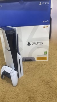 بلي ستيشن 5 سلم  اخو الجديد وياه اليده والكارتونه  السعر 600الف  07710...