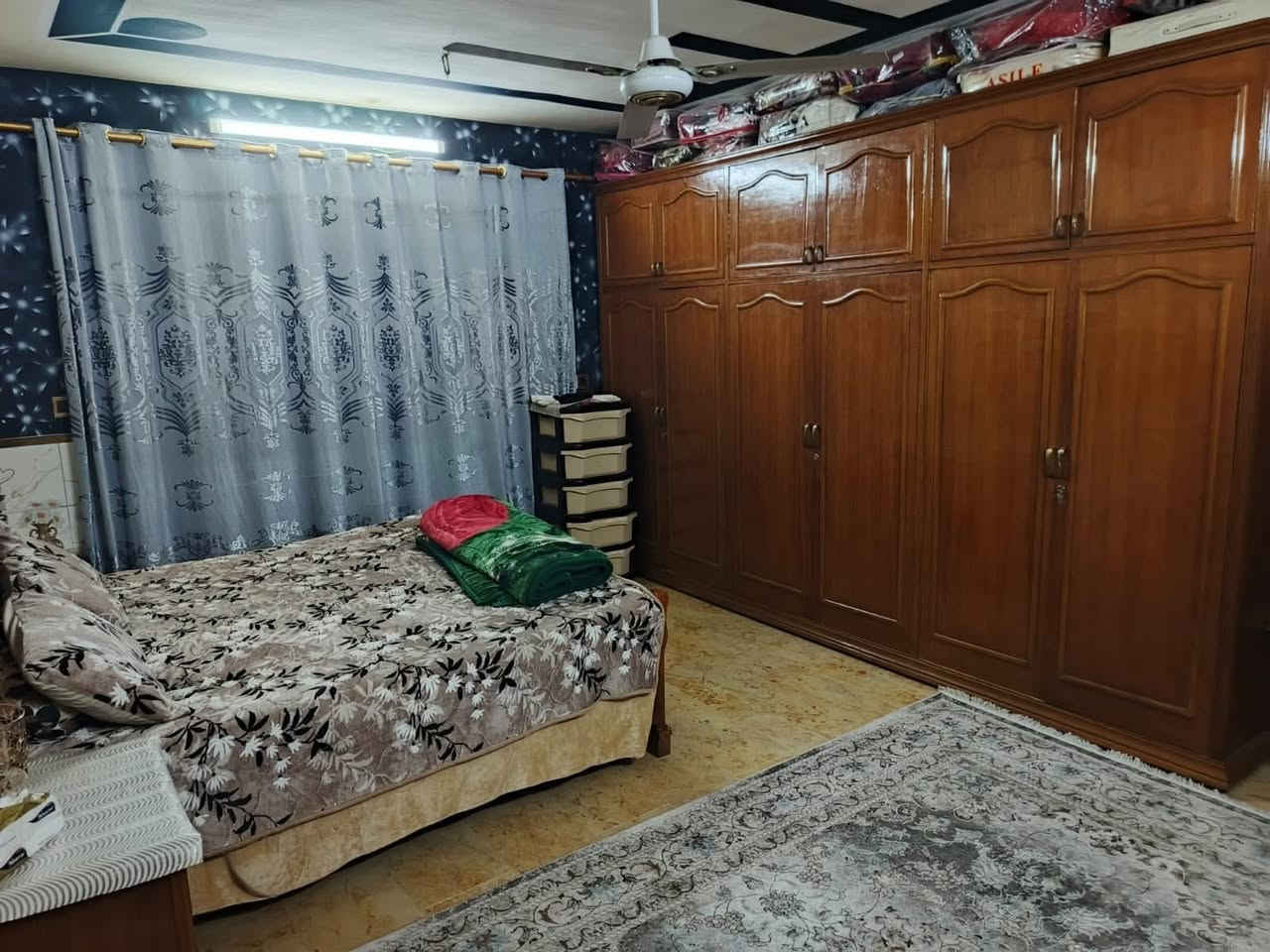 بيت للبيع ٢٢٠ متر واجهه ١١ ونزال ٢٠ طابقين بناء كلاسك 
كراج  يسع سيارتين مدخلين  استقبال ومطبخ وحولي 
وصحيات وغرفه وترك داير البيت 
طابق ثاني غرفتين وصحيات وسطحين 
البيت ركن على شارعين عرض شارع ١٠ متر 
الموقع الغزالية نهاية شارع الضغط 
للاستفسار 
***********
***********
***********
او زيارة مكتب المشجر للعقار مقابيل محطة الوقود
