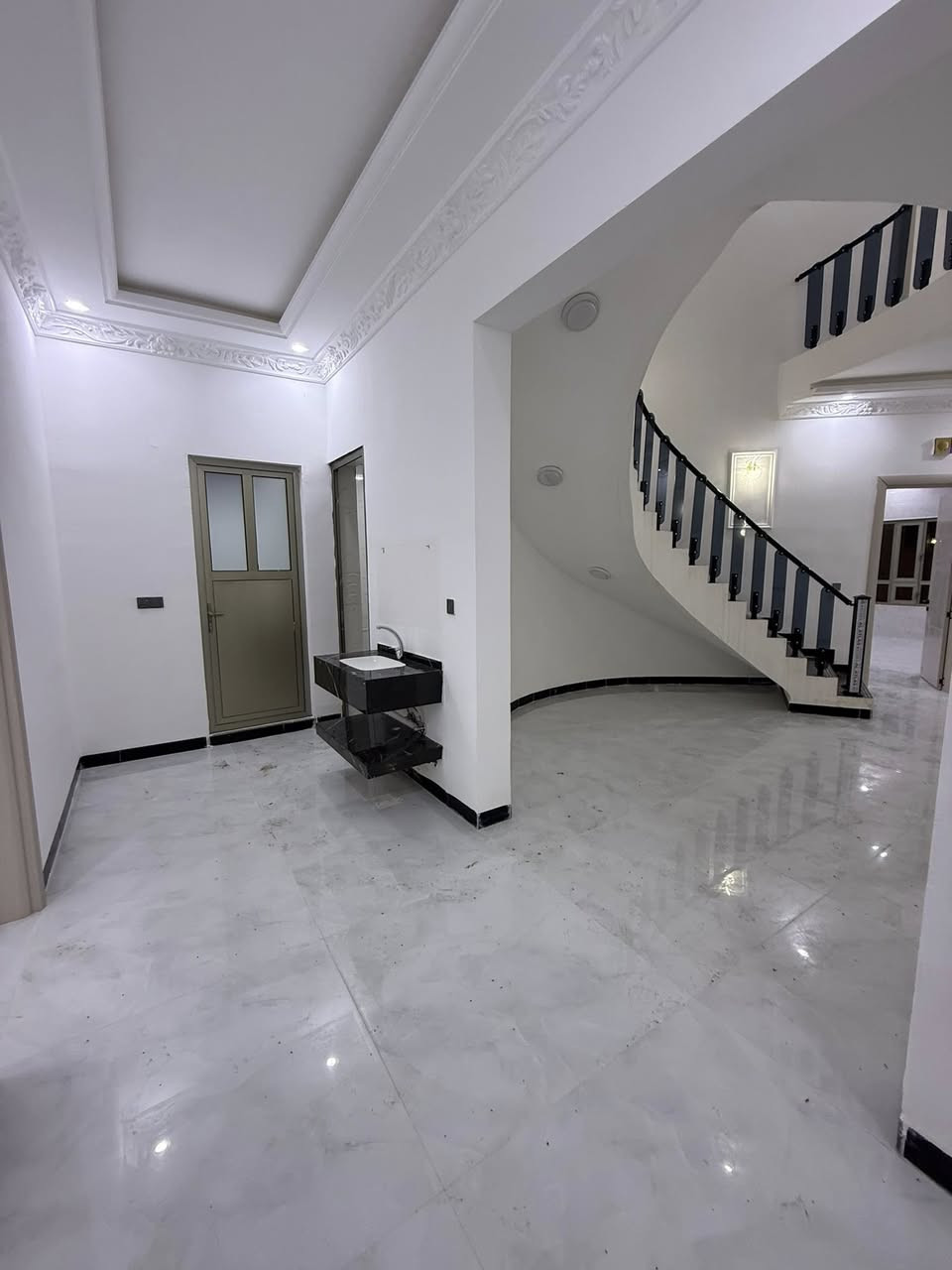 سلام عليكم متابعين مكتب دار الامان للعقار 🏠
دار للبيع بل الديوم بل ال ١٢ الف القريب مقابل محطة قطار 📍
مساحة البيت ٣٠٠م البيت فووول موصفات ✅
متكون : من استقبال ، وصالة ، ومطبخ حاره وبارد 
٤ غرفة البيت فووول مواصفات 
واجها حلان 
السعر : ٢٥٠ مليون دينار عراقي وقابل للتفواض
للاستفسار اتصال : 
***********
*********** 
عنوان المكتب : الديوم خلف السيطرة القديمة 📍🏠
