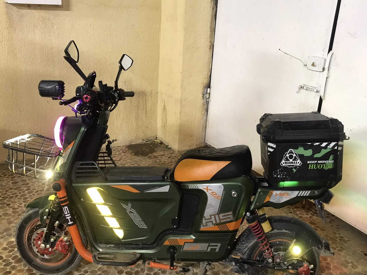 سلام عليكم عندي دراجة شحن x900 لبيع كلشي شغال و خمة بطاريات و مابيها اي نقص و مكاني ديالى الخالص حي الزهراء تواصل  (***********)
