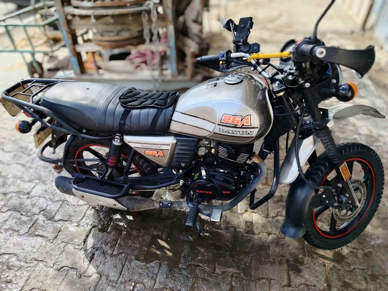 دايوان جبلي نزلت للشارع بدايه الـ 2025 رقم بغداد المكينه مكفوله السعر 2500 وبيها مجال واتساب *********** مكان مدينة الصدر
